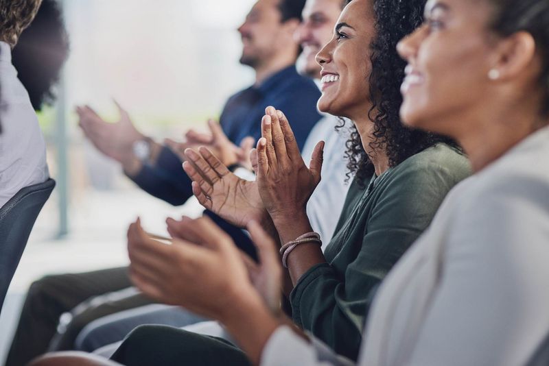 Groupe de collègues qui applaudissent